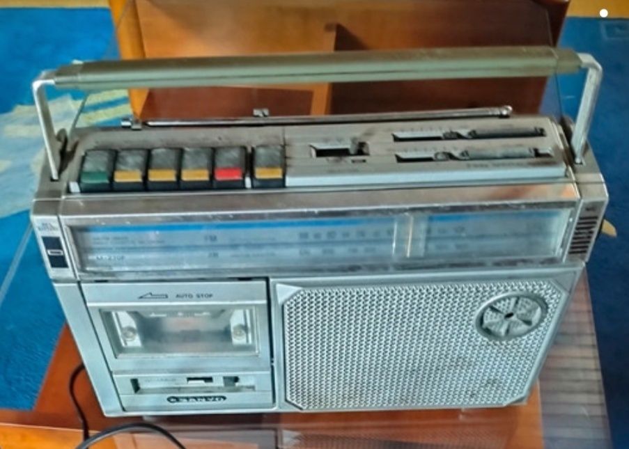 Rádio Sanyo vintage com cassetes