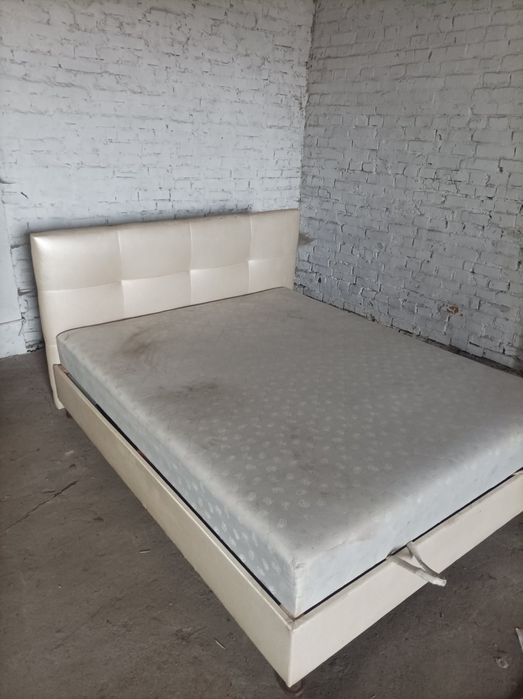 Продам диван-ліжко з підйомним механізмом