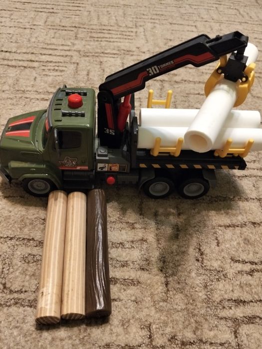 Вантажівка-лісовоз з гідравлічним краном