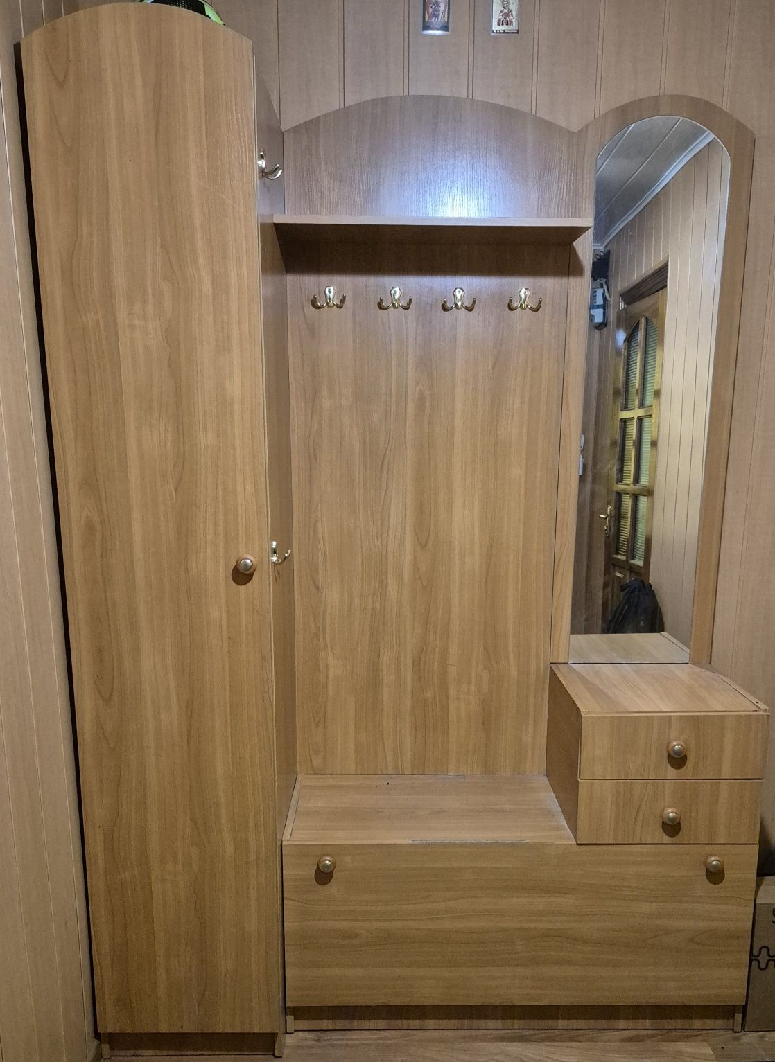 Продам прихожу в коридор.
