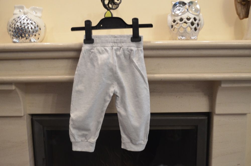 ŚWIĄTECZNE spodenki dresowe z myszką MINIE 9-12m, r. 80 dresy stan BDB