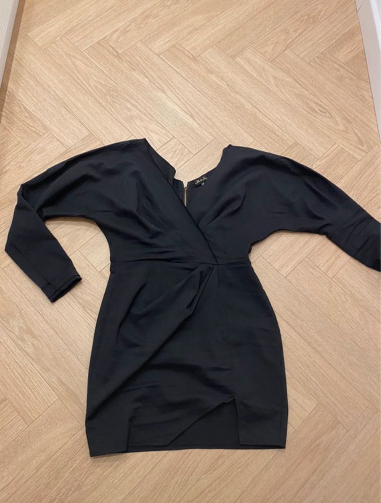 Koktajlowa czarna sukienka