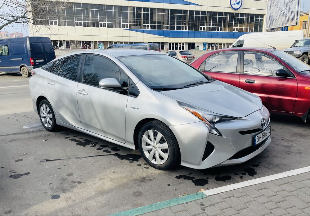 Продам toyota prius  2016 г