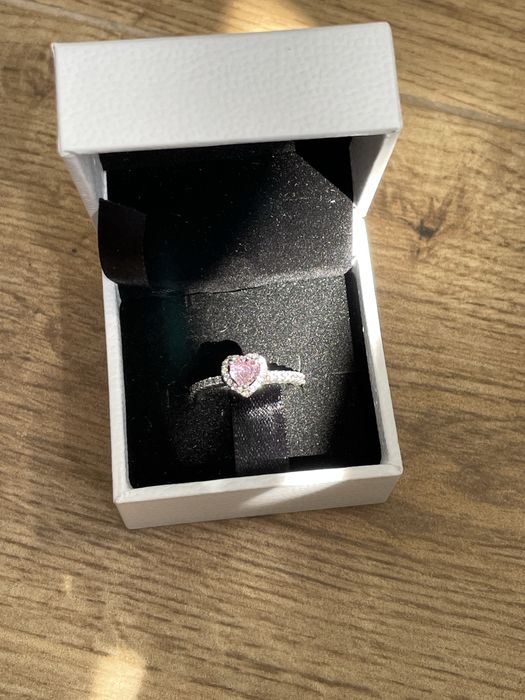 Pandora срібне кільце з рожевим серцем