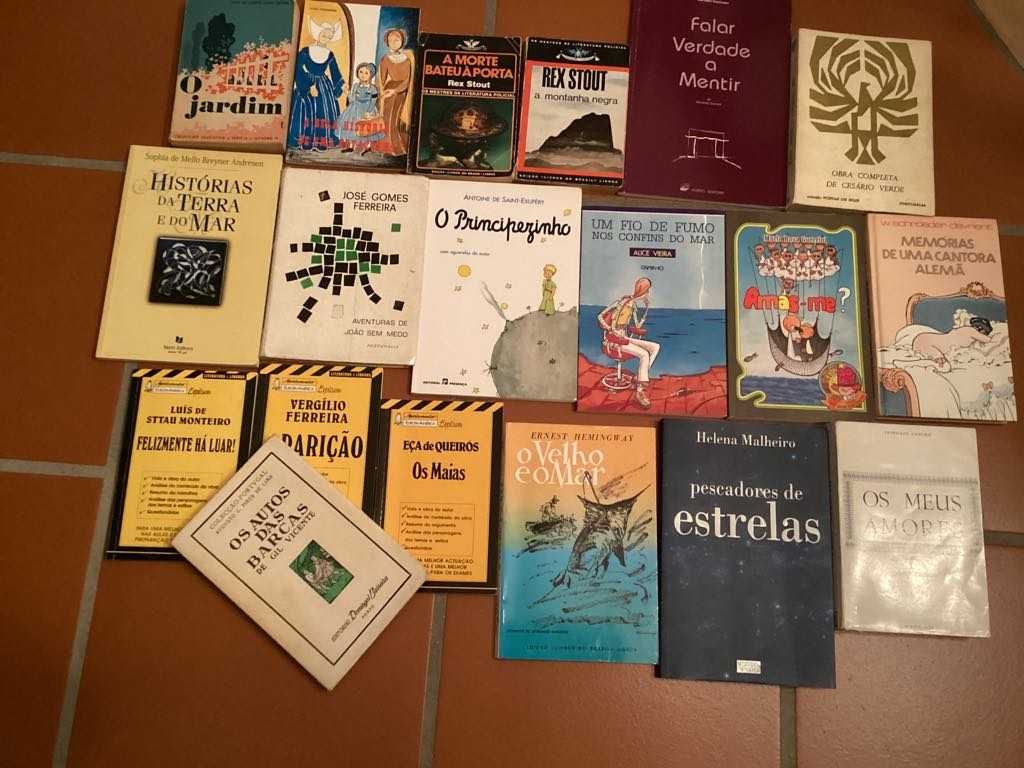 Livros variados em bom estado