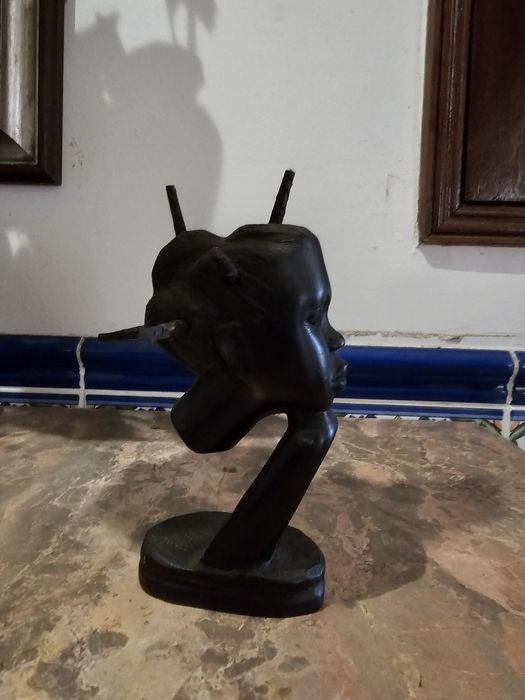 Boneca em madeira preta