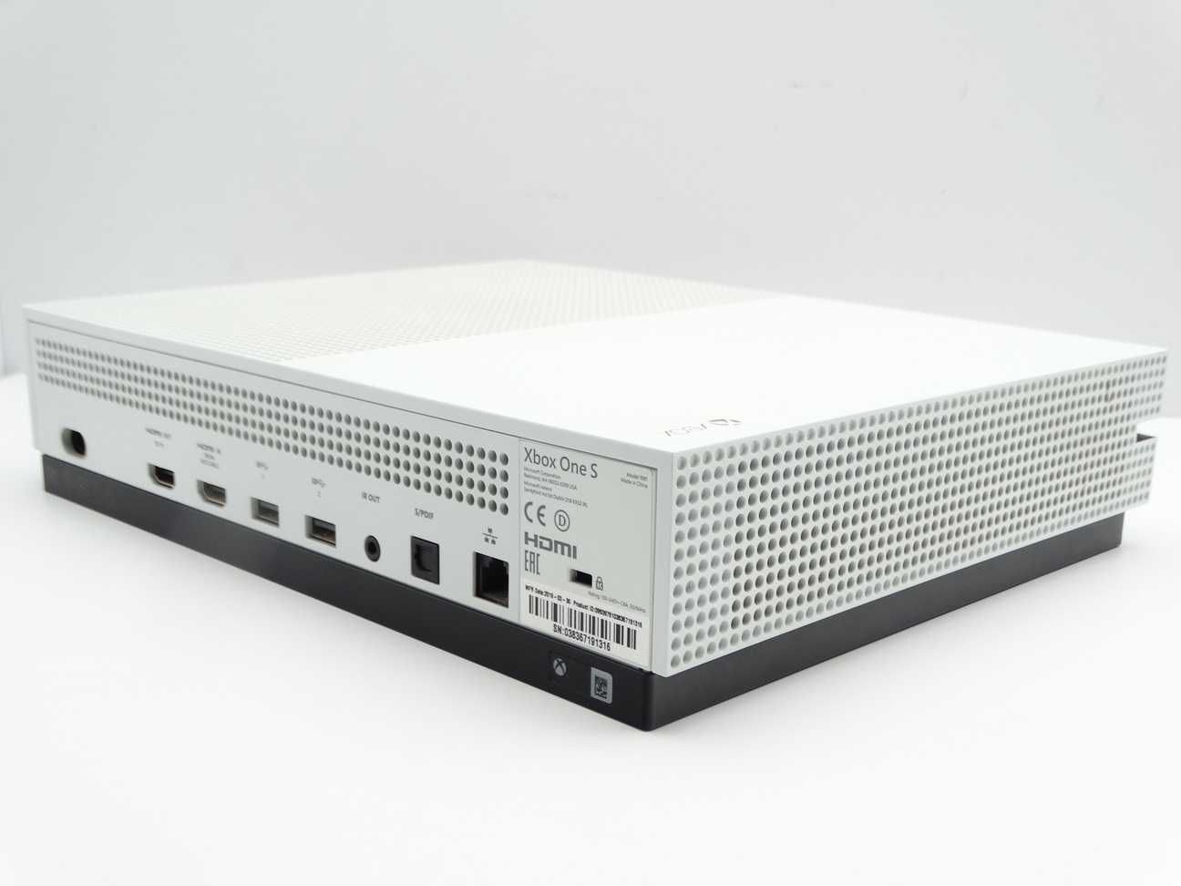Konsola Microsoft XBOX One S 1TB Model 1681 Pad