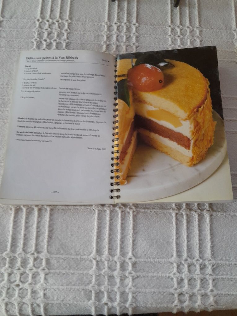 Caderno "Gateaux Cakes &Tourtes". Realise par Betty Bossi Zurich/1991