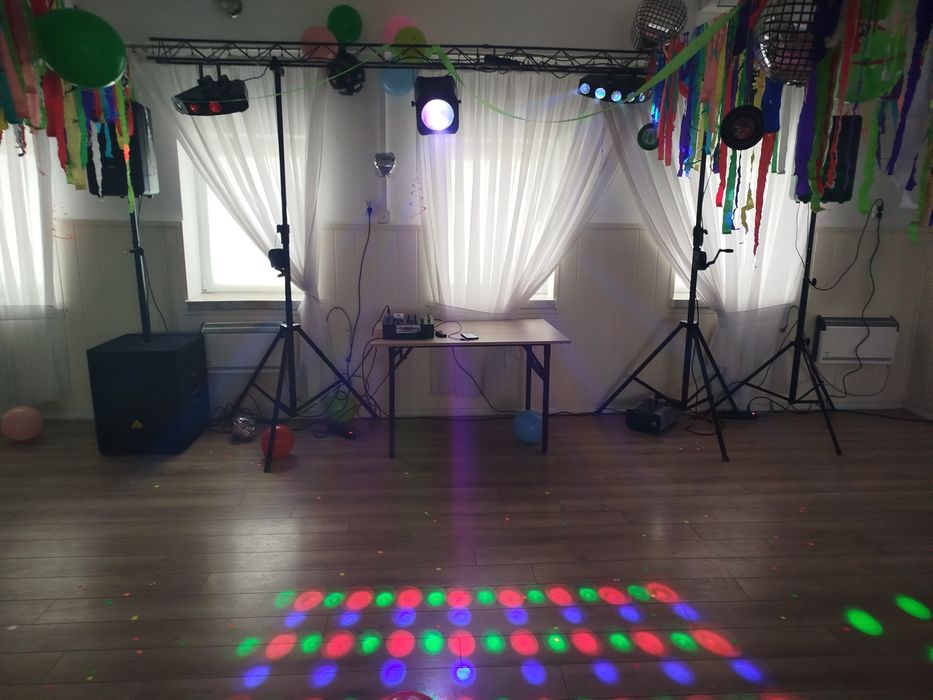 Wynajem nagłośnienia, oświetlenia oraz wytwornic dymu i baniek.