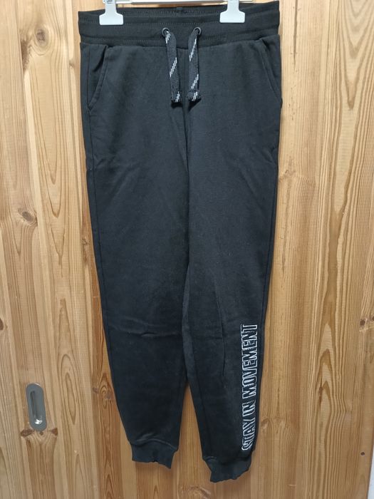 Chłopięce spodnie dresowe rozm. 146 /152