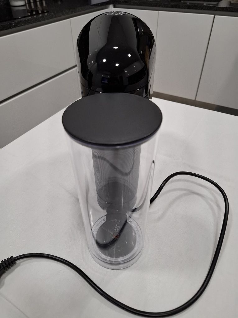 Máquina de café Nespresso Vertuo Plus, preta, usada