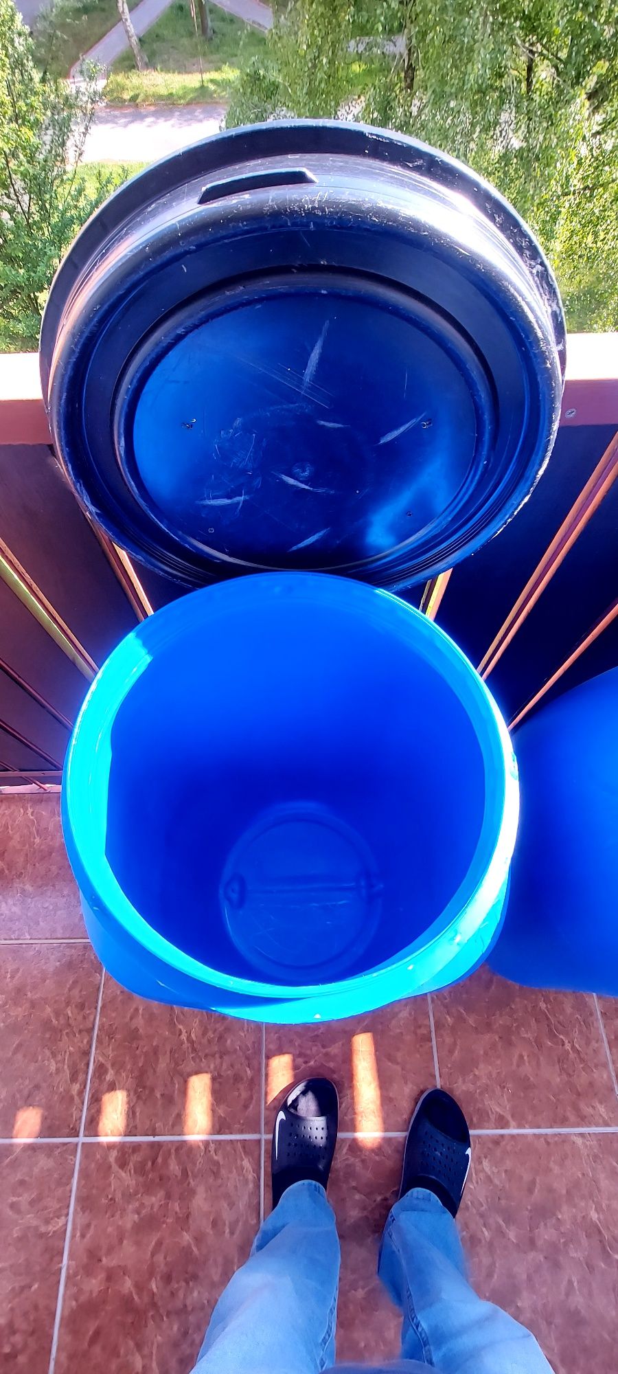 Jedna beczka koloru niebieskiego z grubego plastiku 120l