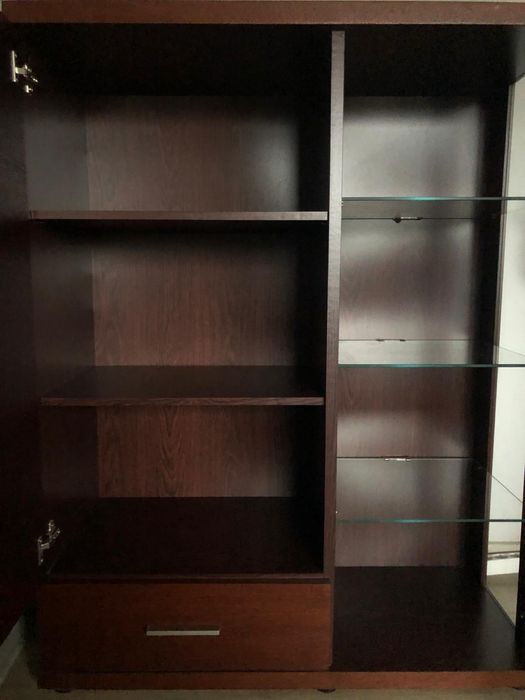 Komoda z podświetlanymi półkami diodami led