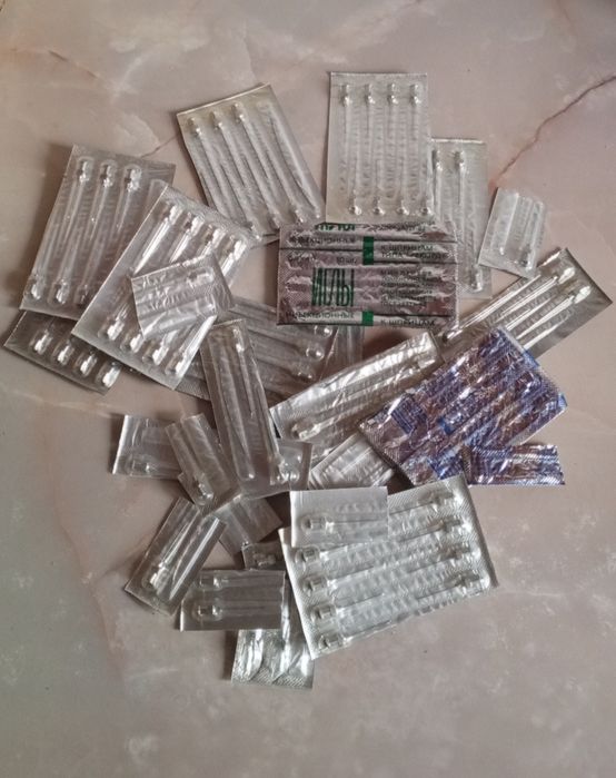 Голки шприци шпателі скальпелі багато разові