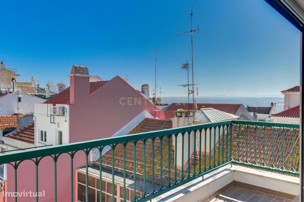 Apartamento T2 Duplex, com garagem e vista rio, no coração da Lapa