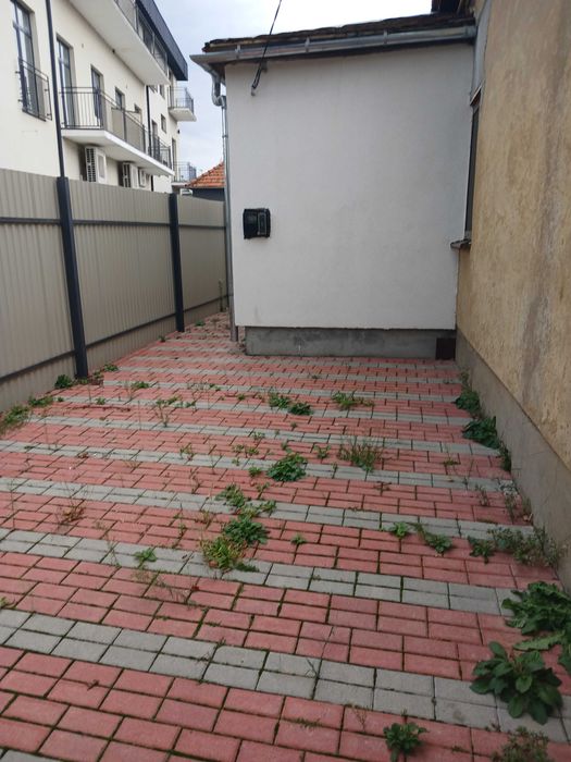 Зручний двохкімнатний будинок в центрі Берегова