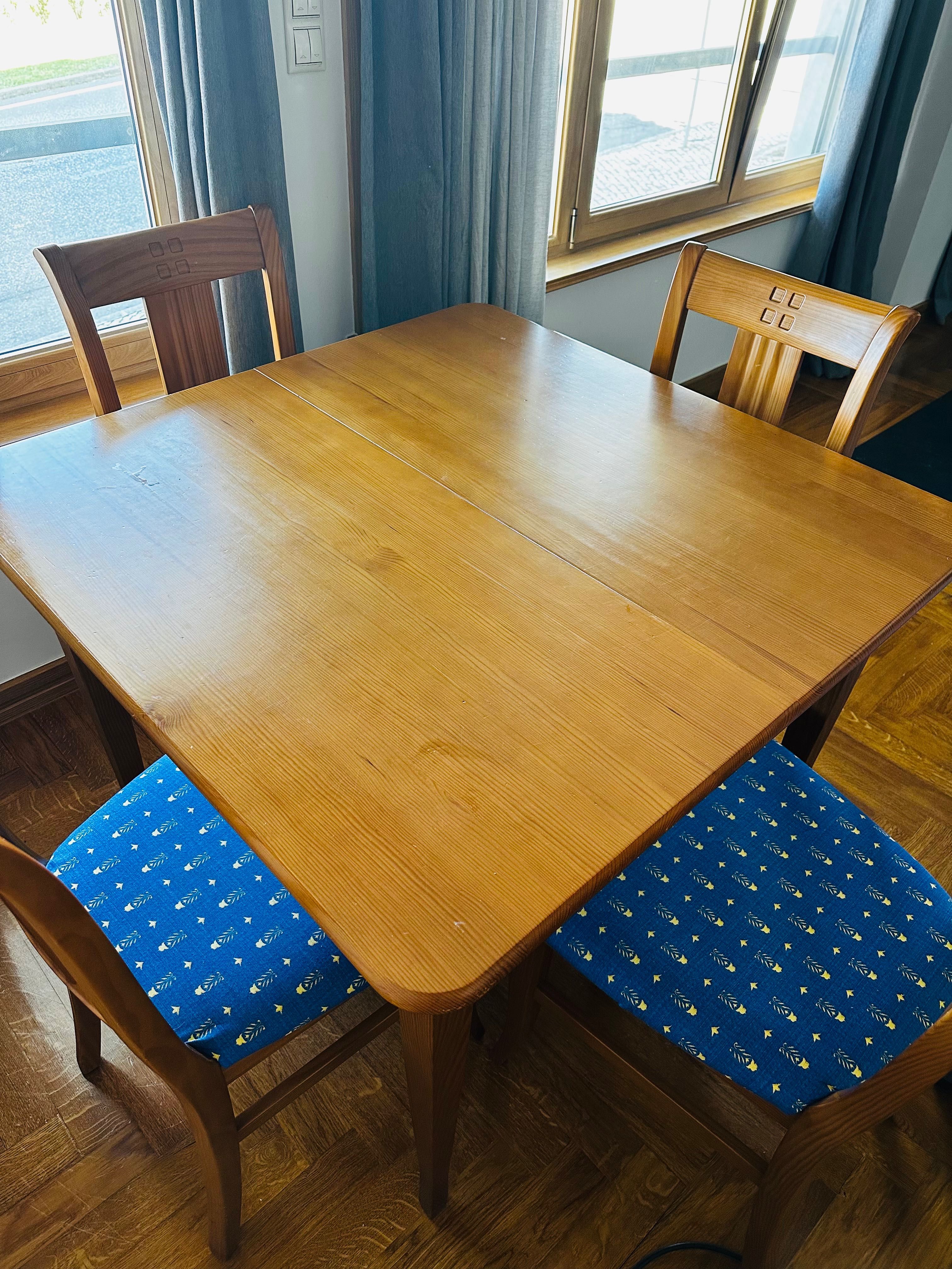 Conjunto de mesa extensível + 4 cadeiras de madeira maciça
