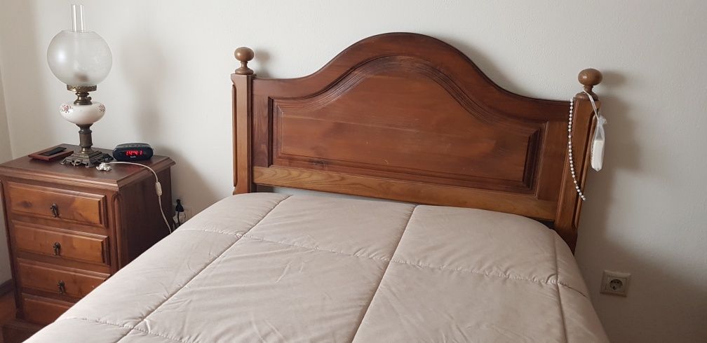 Mobília de quarto em madeira