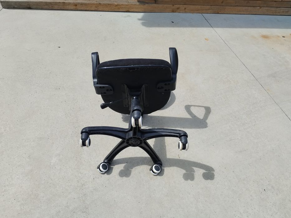 Czarne krzesło obrotowe