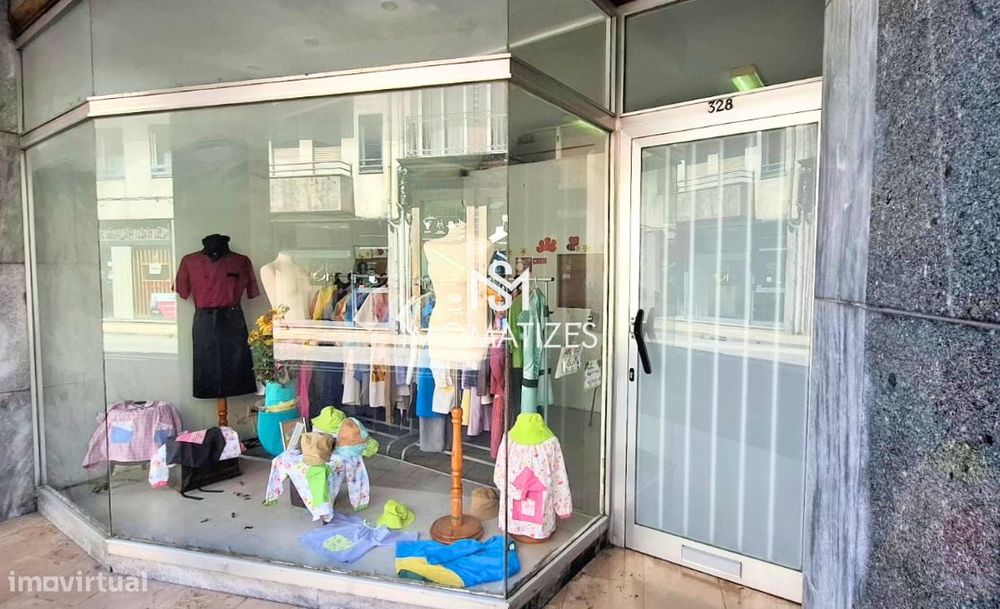 Loja com Terraço Amplo | Rua Costa Cabral, Porto