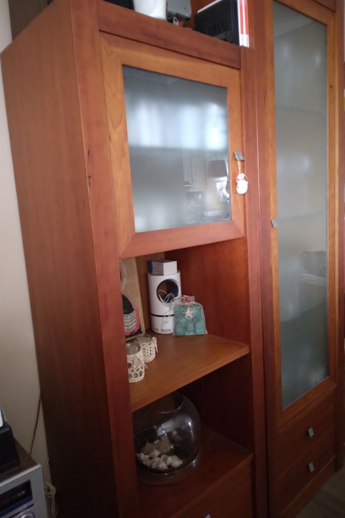 Cristaleira de cerejeira com Design Moderno