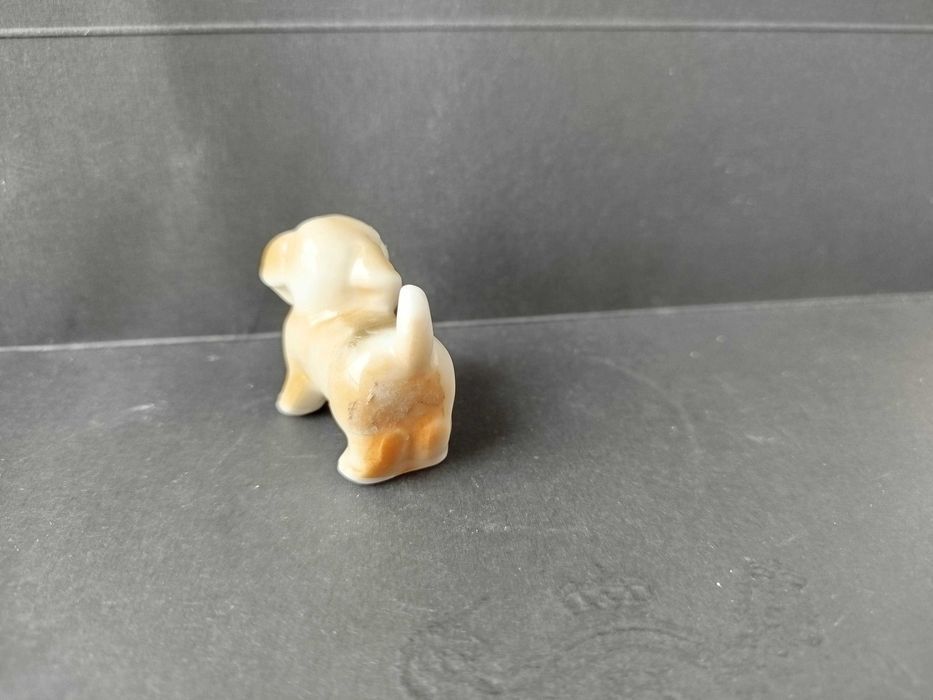 Porcelanowa figurka miniaturowa psa wyprodukowana w Japonii