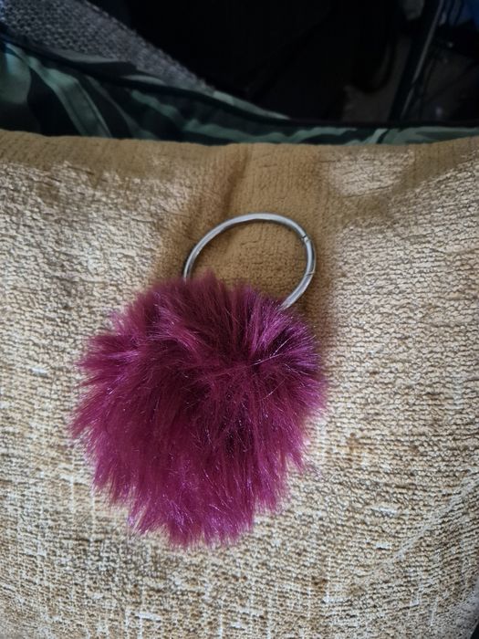 Pomponik marki zGuess do torebki