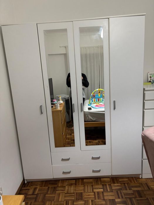 Ropeiro com espelho e gaveta