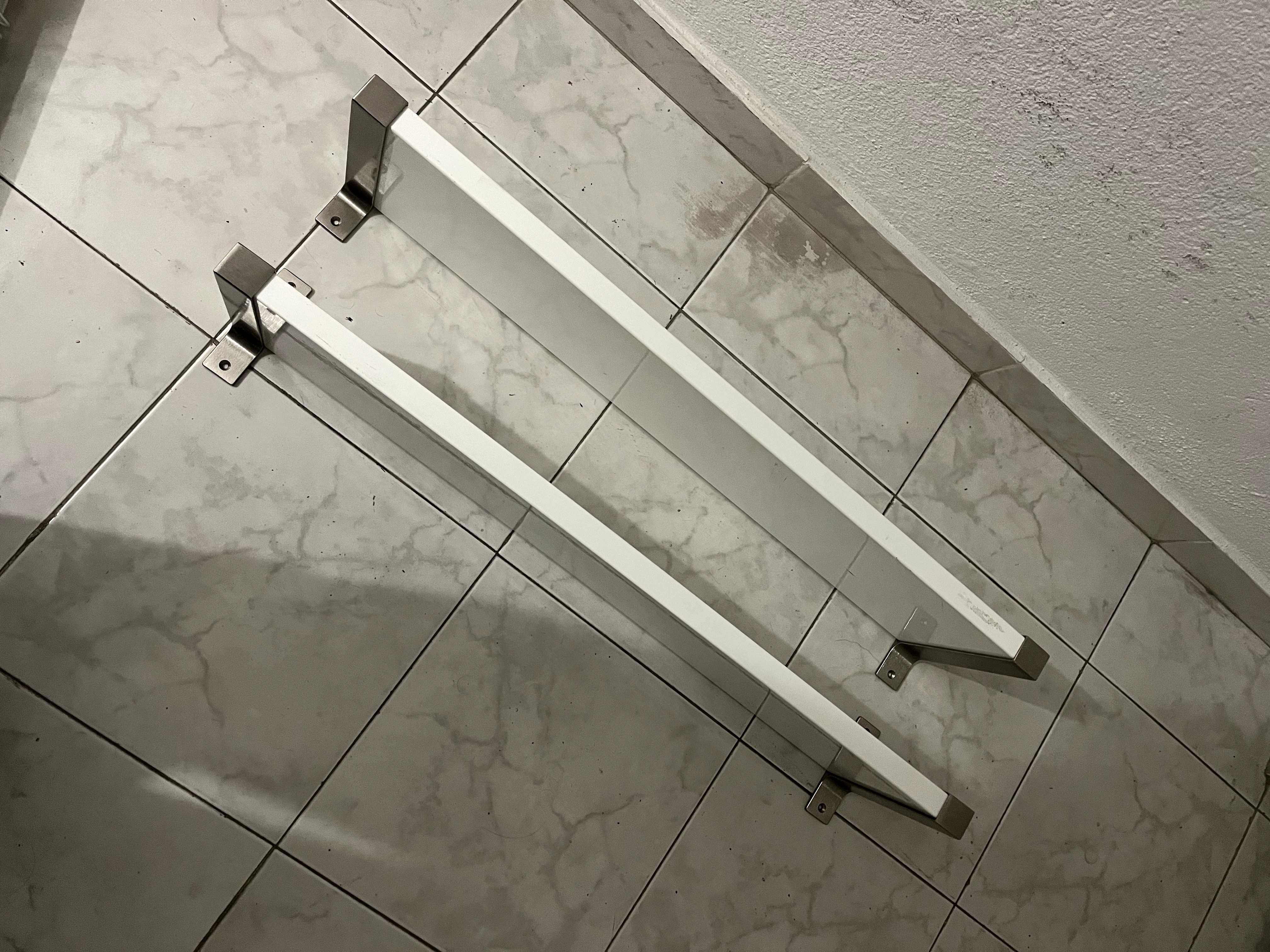 IKEA - Prateleiras com suportes de parede