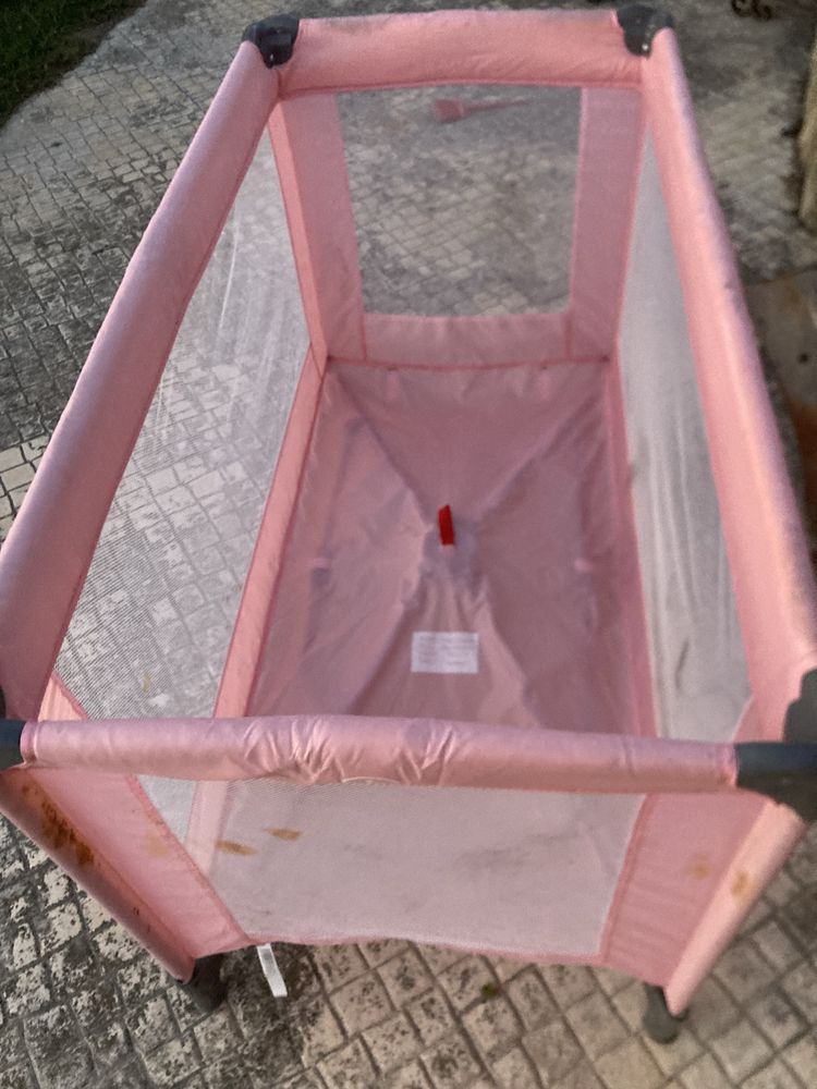 Cama de viagem em bom estado