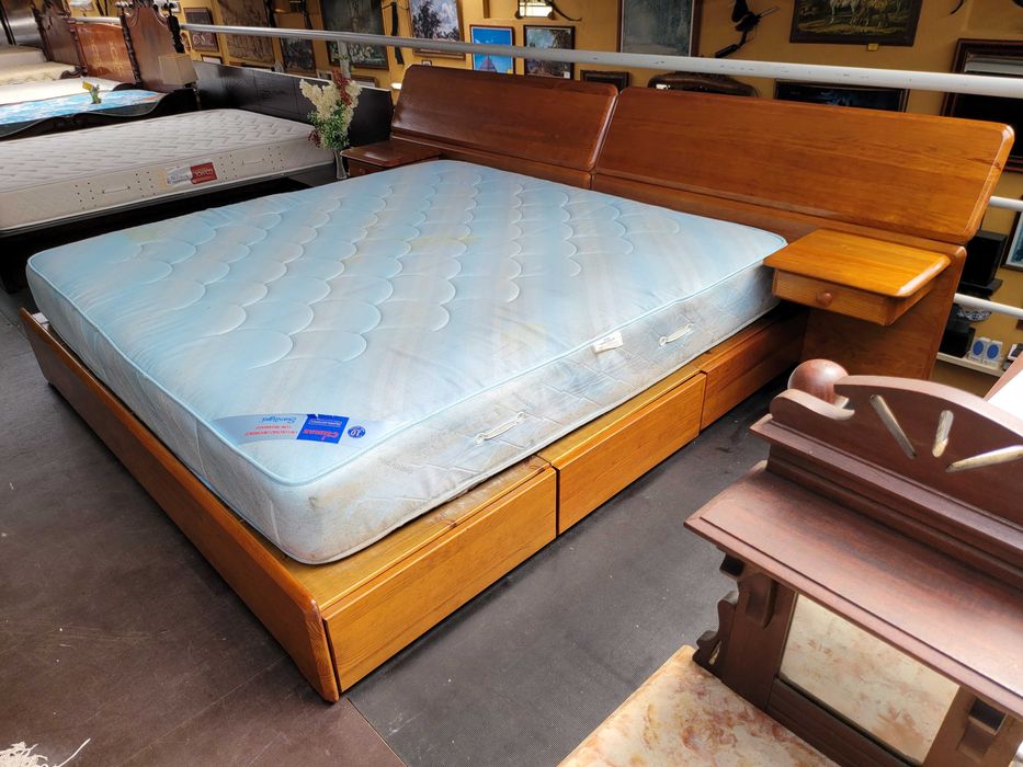 Cama Queen Size em madeira maciça de marca cerne, com