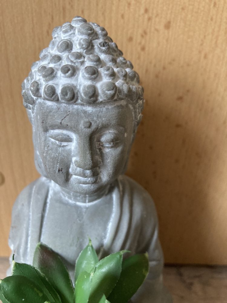 Figurka budda z kwiatkiem z kamienia wys. 17 cm