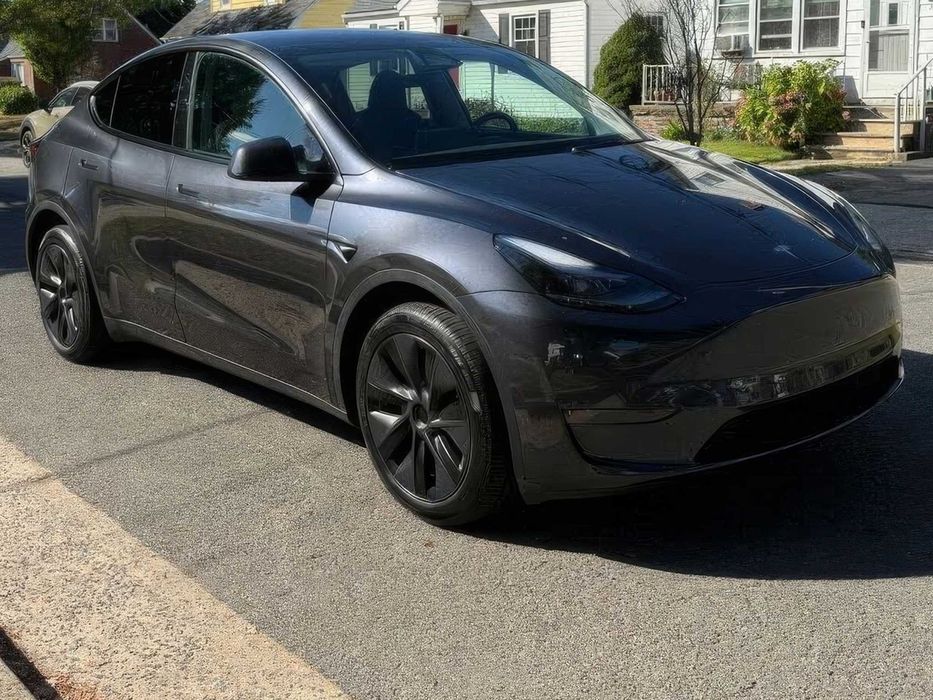 Tesla Model Y Long Range      2025