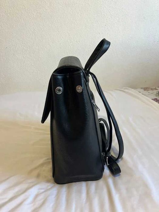 Mochila preta com detalhes prateados