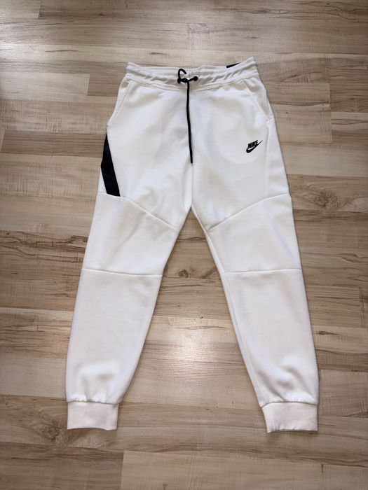 Białe spodnie dresowe Nike