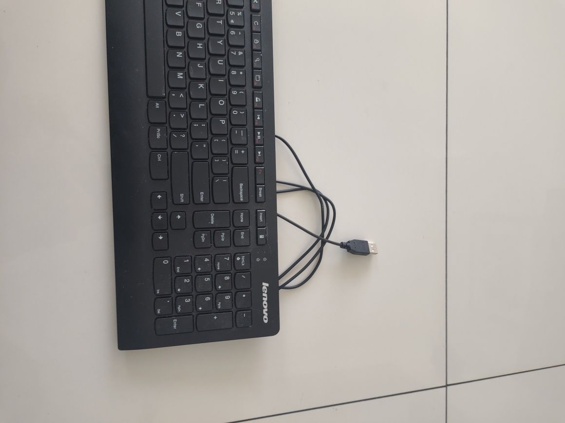 Lenovo model SK-8821 klawiatura przewodowa na nóżkach z wejściem USB