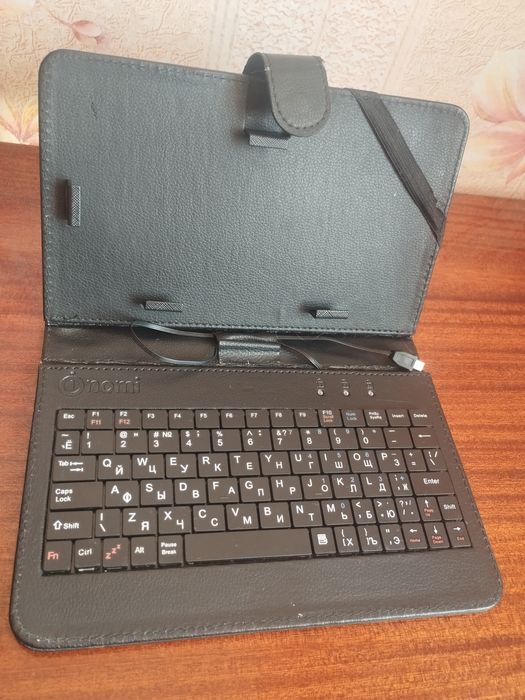 Чехол, клавиатура для планшета Nomi