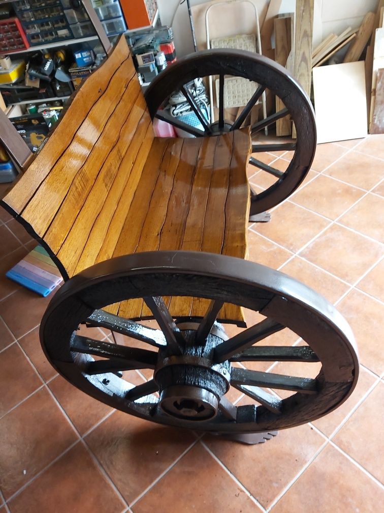 Banco feito de rodas de carro de bois