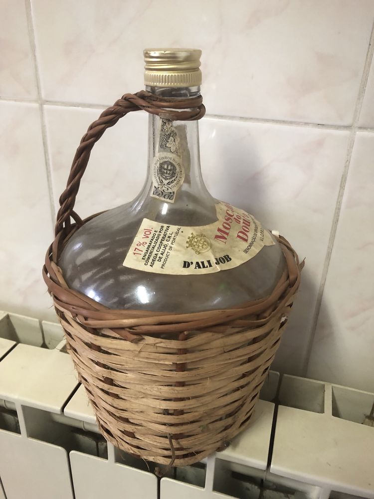 Garrafas vazias de gin e outras