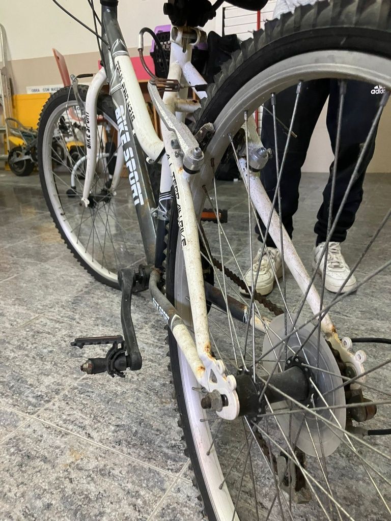 Bicicleta usada. Vê só no estado em que se encontra