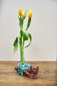 Декоративна ваза на темному корені