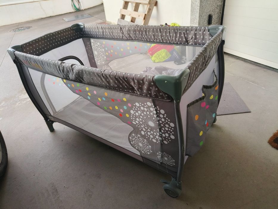 Berço de viagem com muda fralda