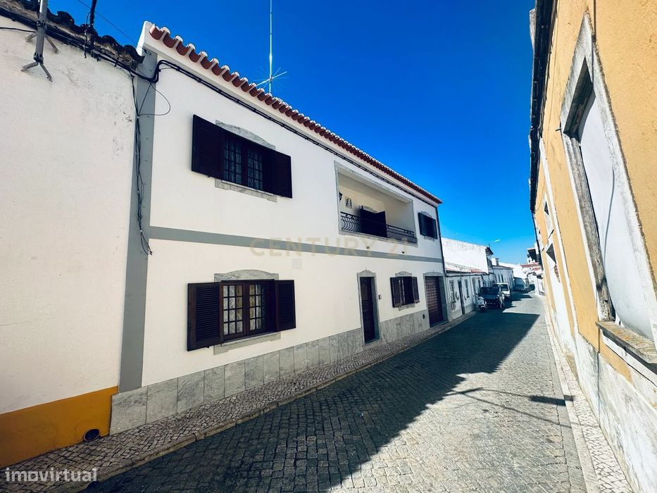 Moradia T5 em Cuba (Alentejo) com dois pisos em zona central da vila.