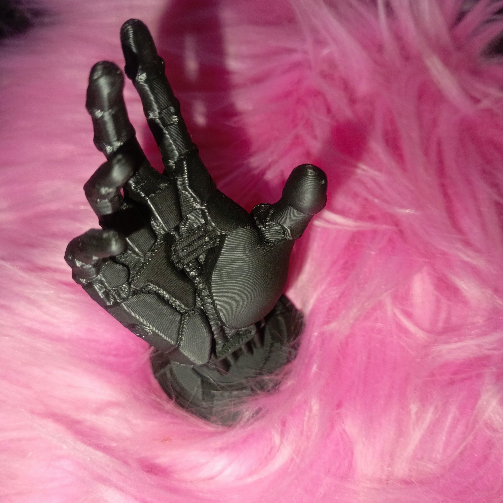Gadżet na biurko cyberpunk ręką sprawiedliwości