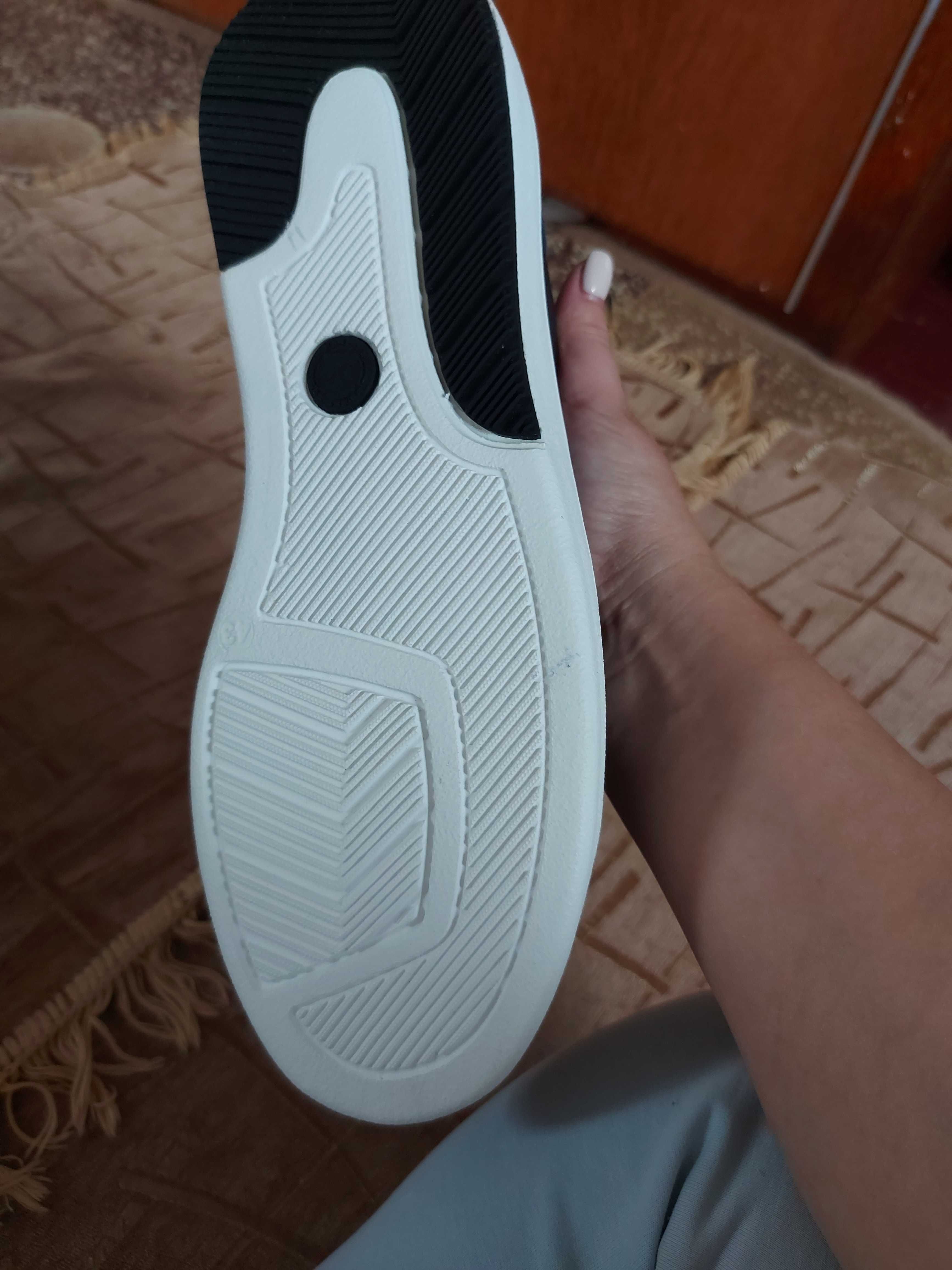 Продаються кеди чоловічі