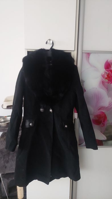 Piękny czarny elegancki płaszcz Balmain