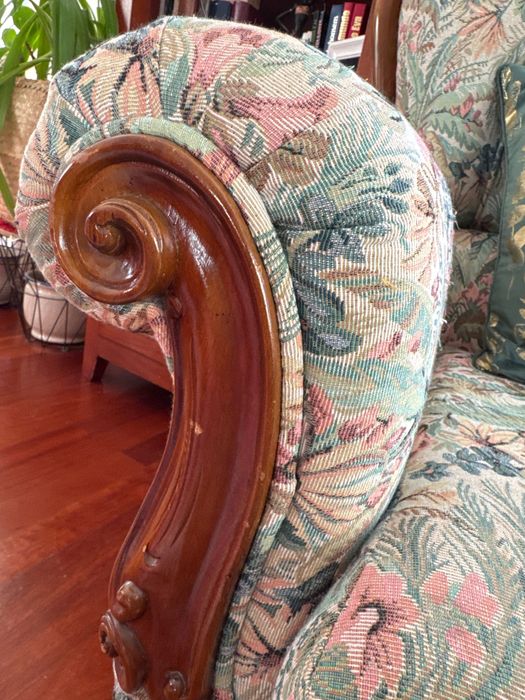 Sofás individuais com forro floreado