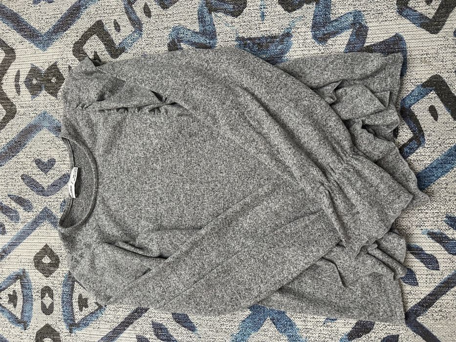 Szara bluzka z falbankami