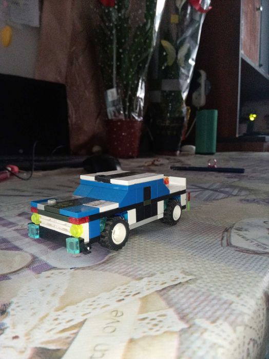 Вертолёт ми-2 и автомобиль Жигули копейка