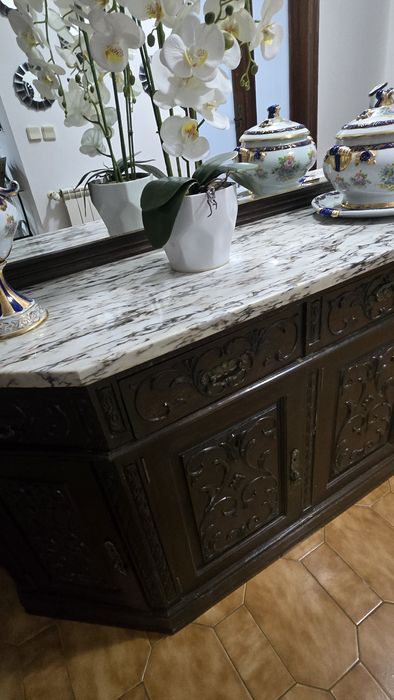 Móvel vintage com espelho e mármore